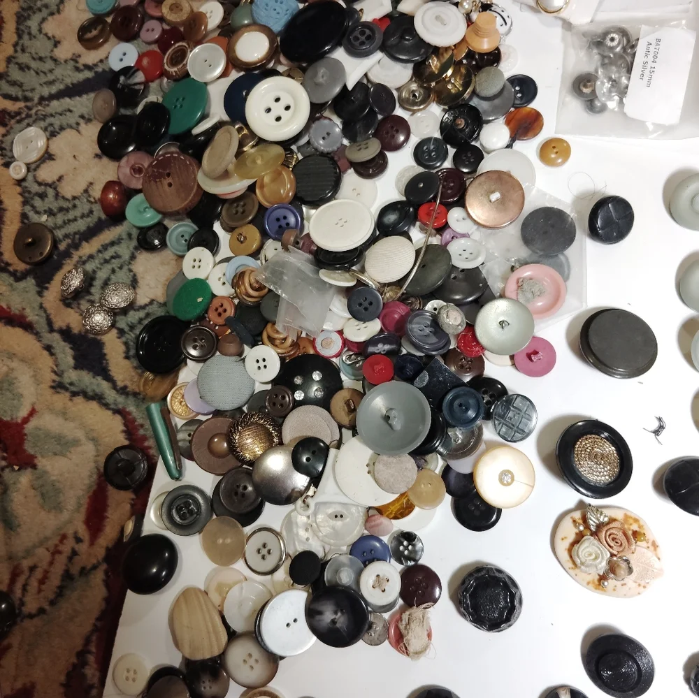 Assorted Button Collection - Picture 11 of 15